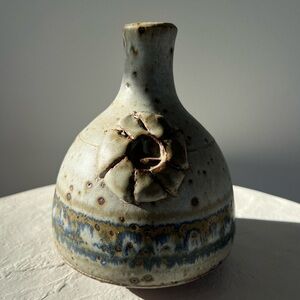 STUNNING MID-CENTURY HANDMADE SIGNED STUDIO POTTERY GREY W/ SPECKLED‎ BROWN